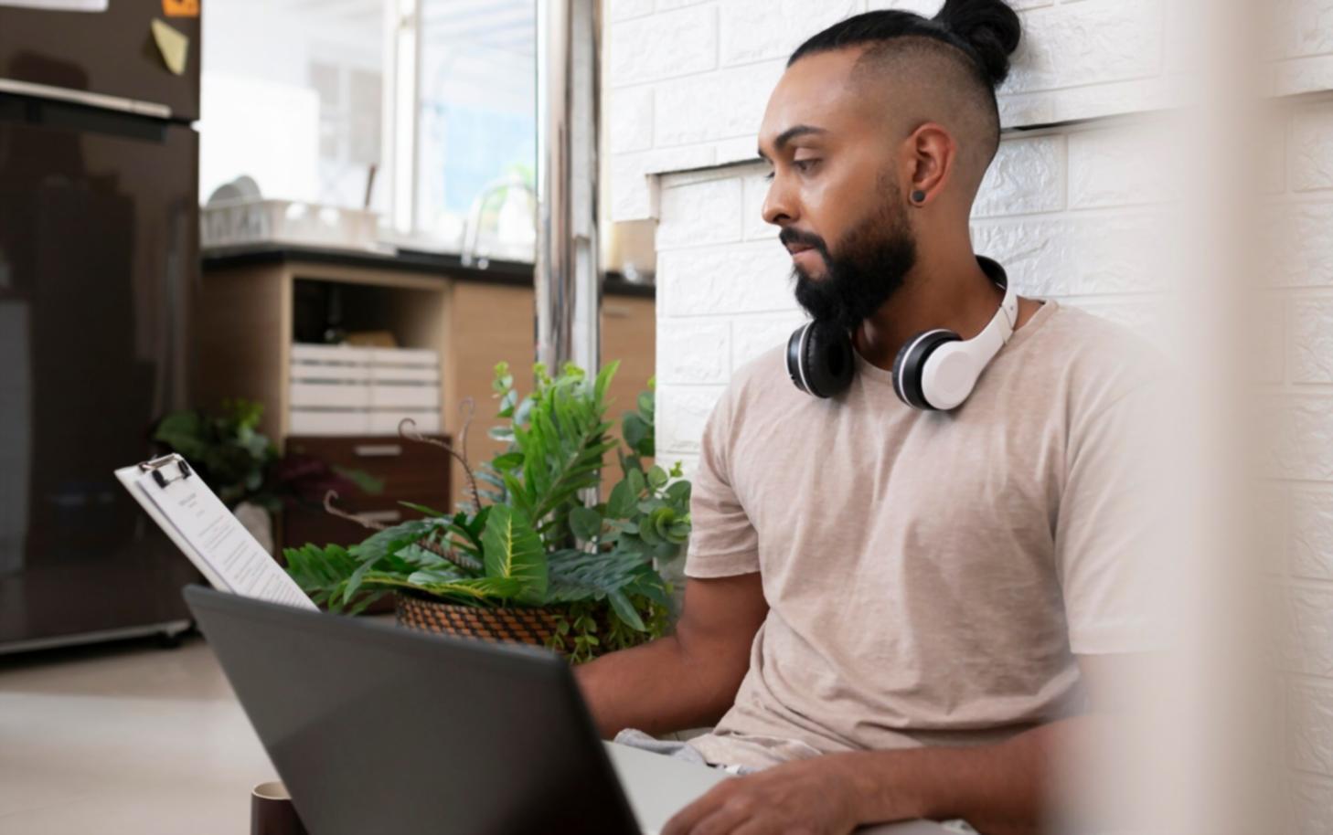 Modernes Büro mit Finanzunterlagen und Laptop