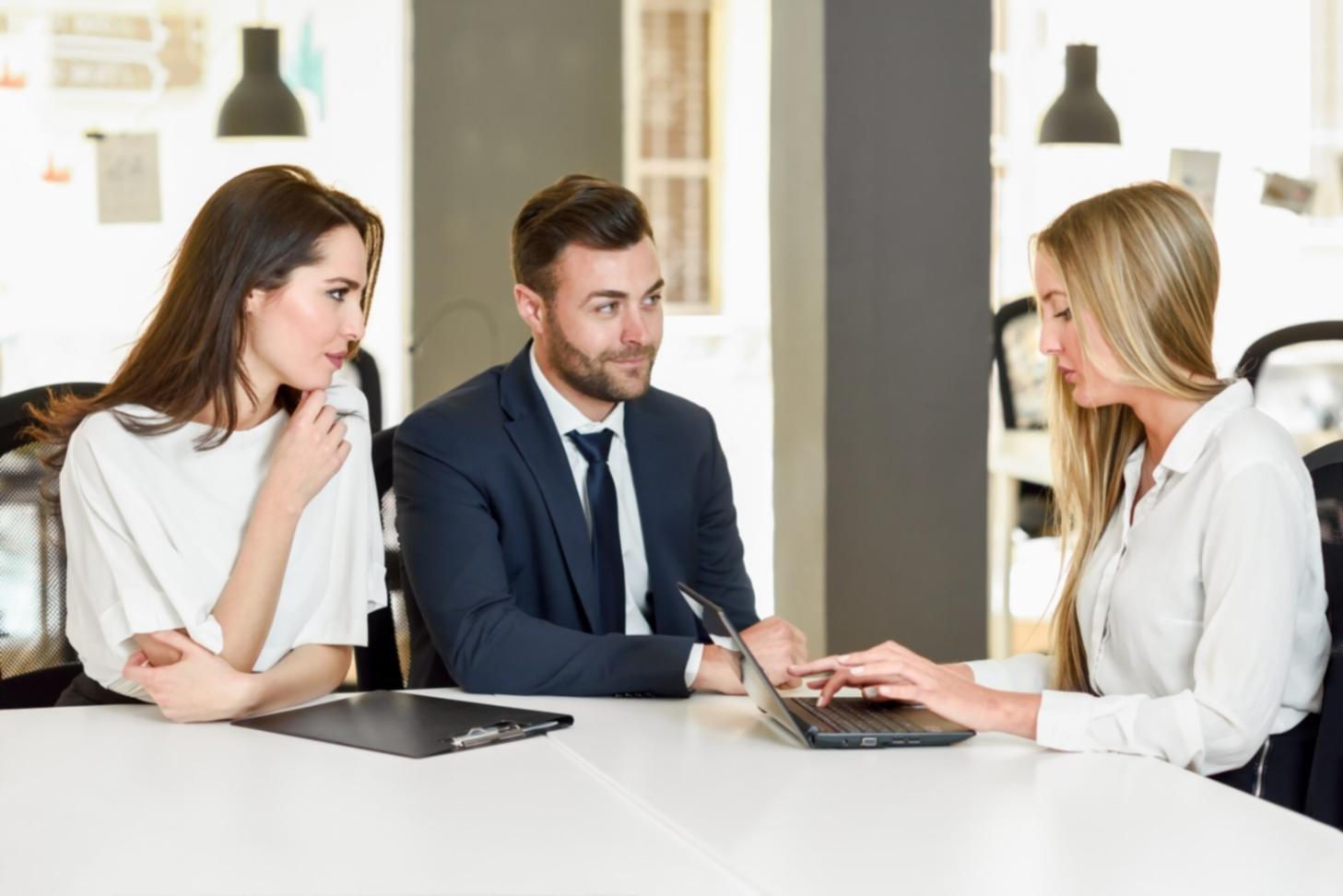 Kundengespräch in modernem Besprechungsraum