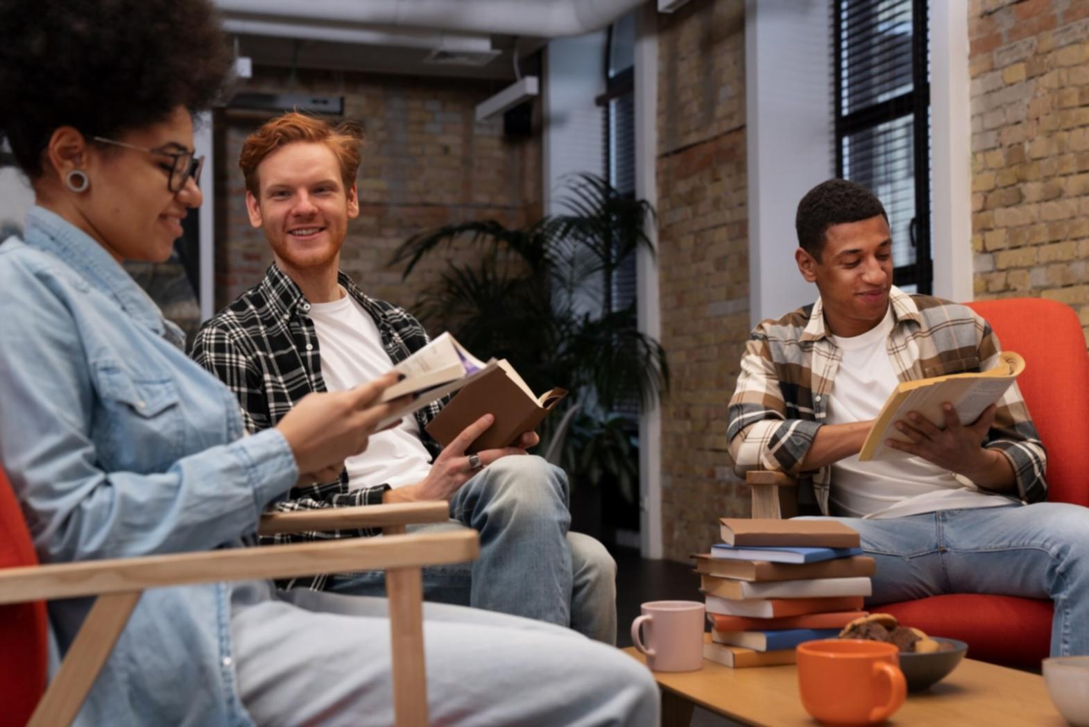 Arbeitsplatz mit Finanzberichten und Tablets